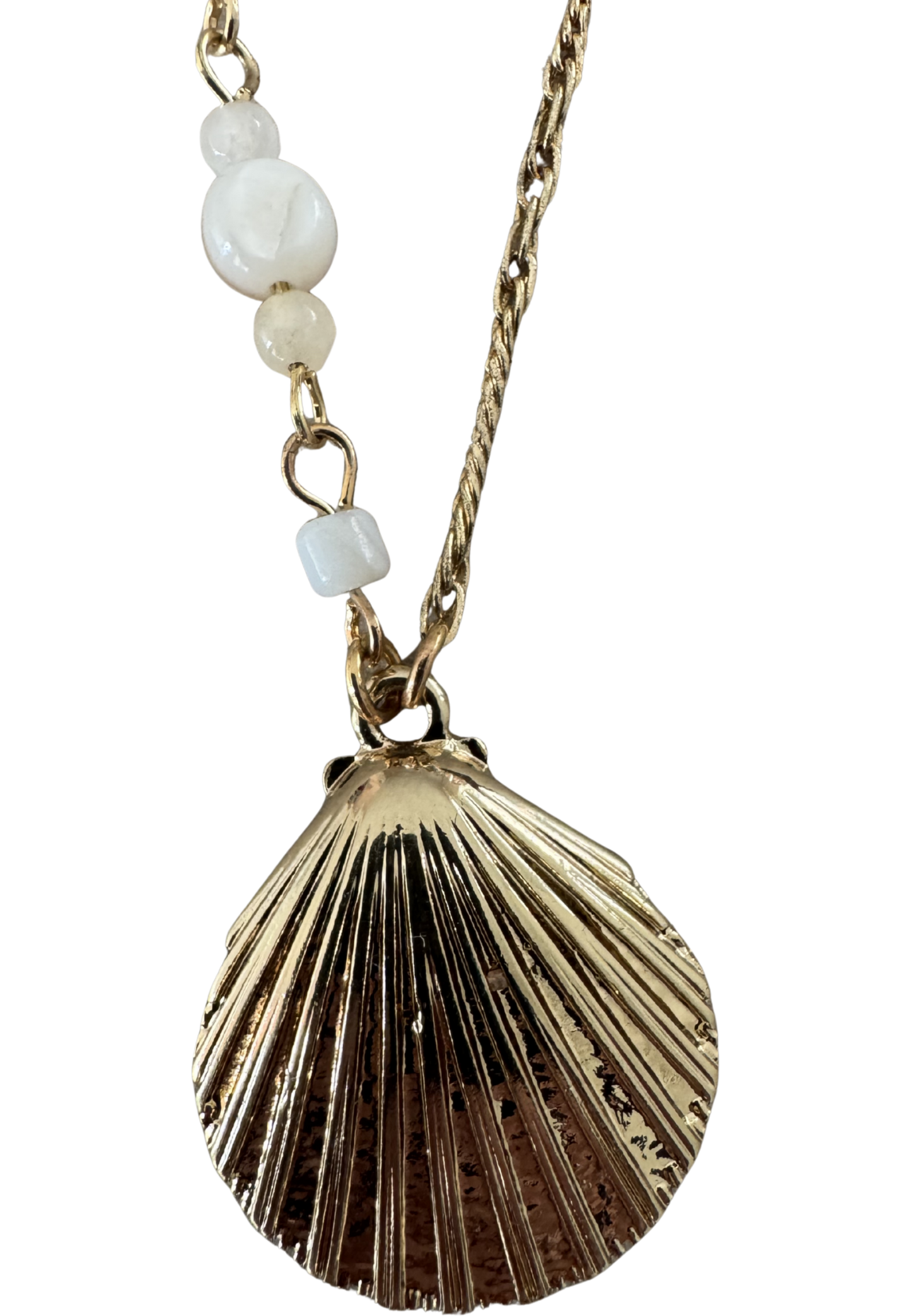 Leslii Damen Halskette mit Muschel-Anhänger & Perlen-Details – Maritimer Schmuck in Gold-Optik