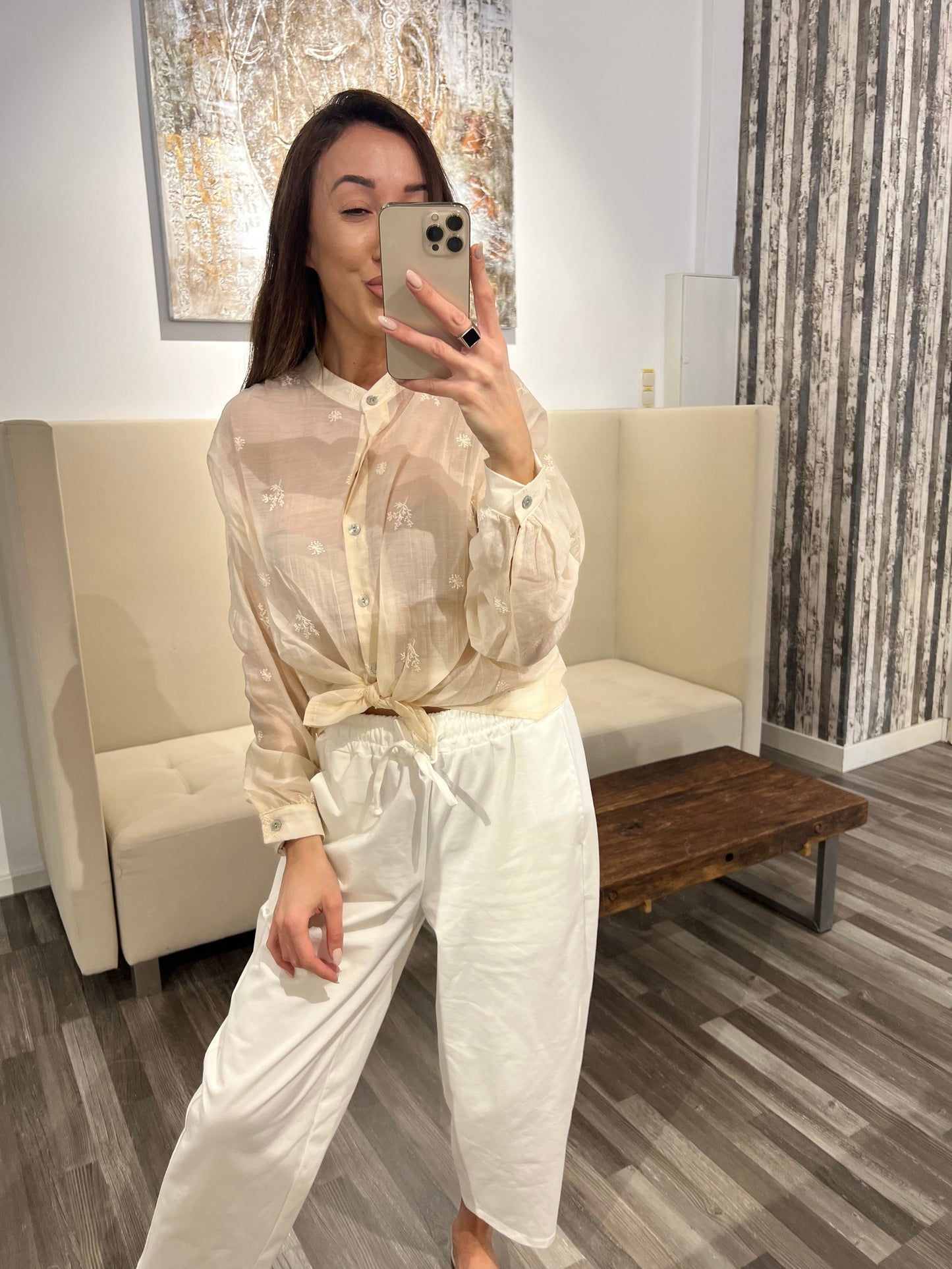 Bluse Vsingapur – Zarte Transparenz mit feiner Stickerei