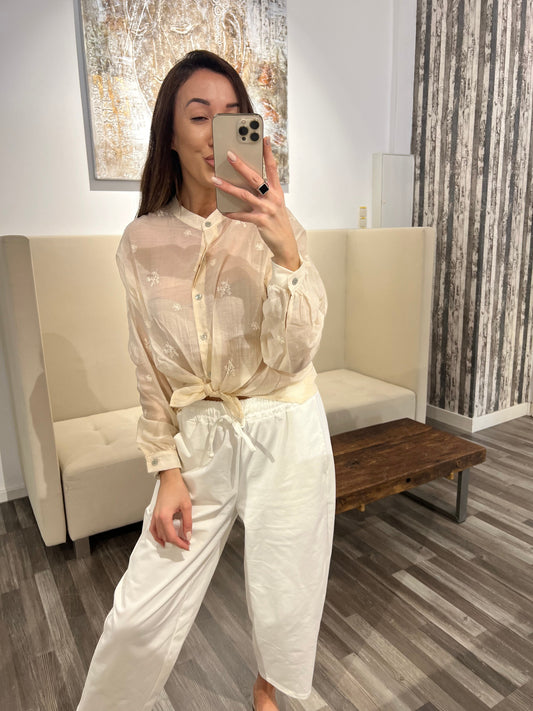 Bluse Vsingapur – Zarte Transparenz mit feiner Stickerei