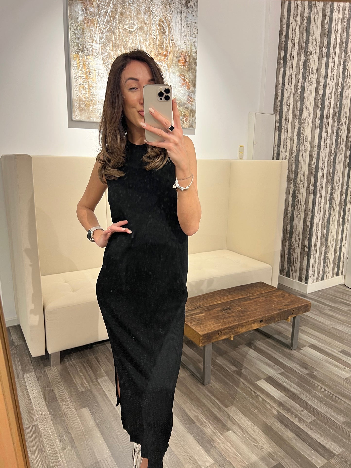 Kleid Vlódz – Elegantes Midi-Strickkleid mit seitlichem Schlitz