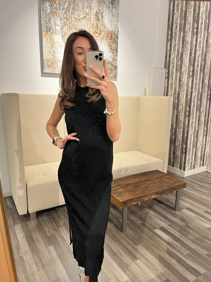 Kleid Vlódz – Elegantes Midi-Strickkleid mit seitlichem Schlitz