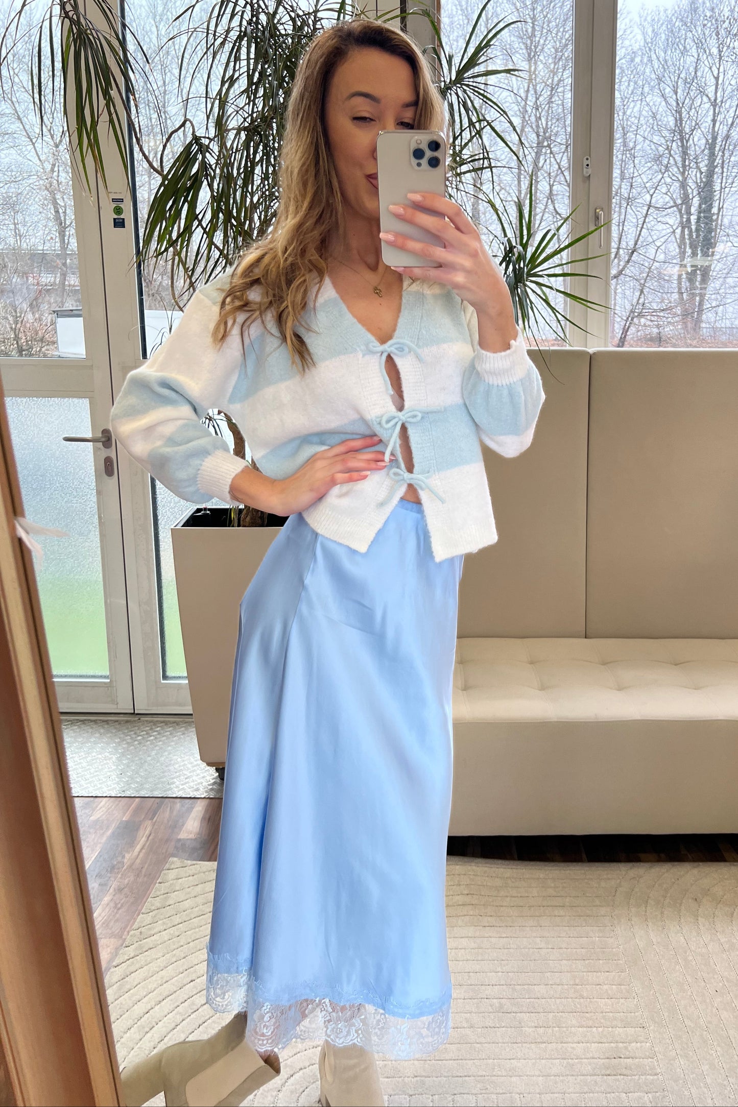 Rock Vsoma – Satinrock mit Spitzenabschluss