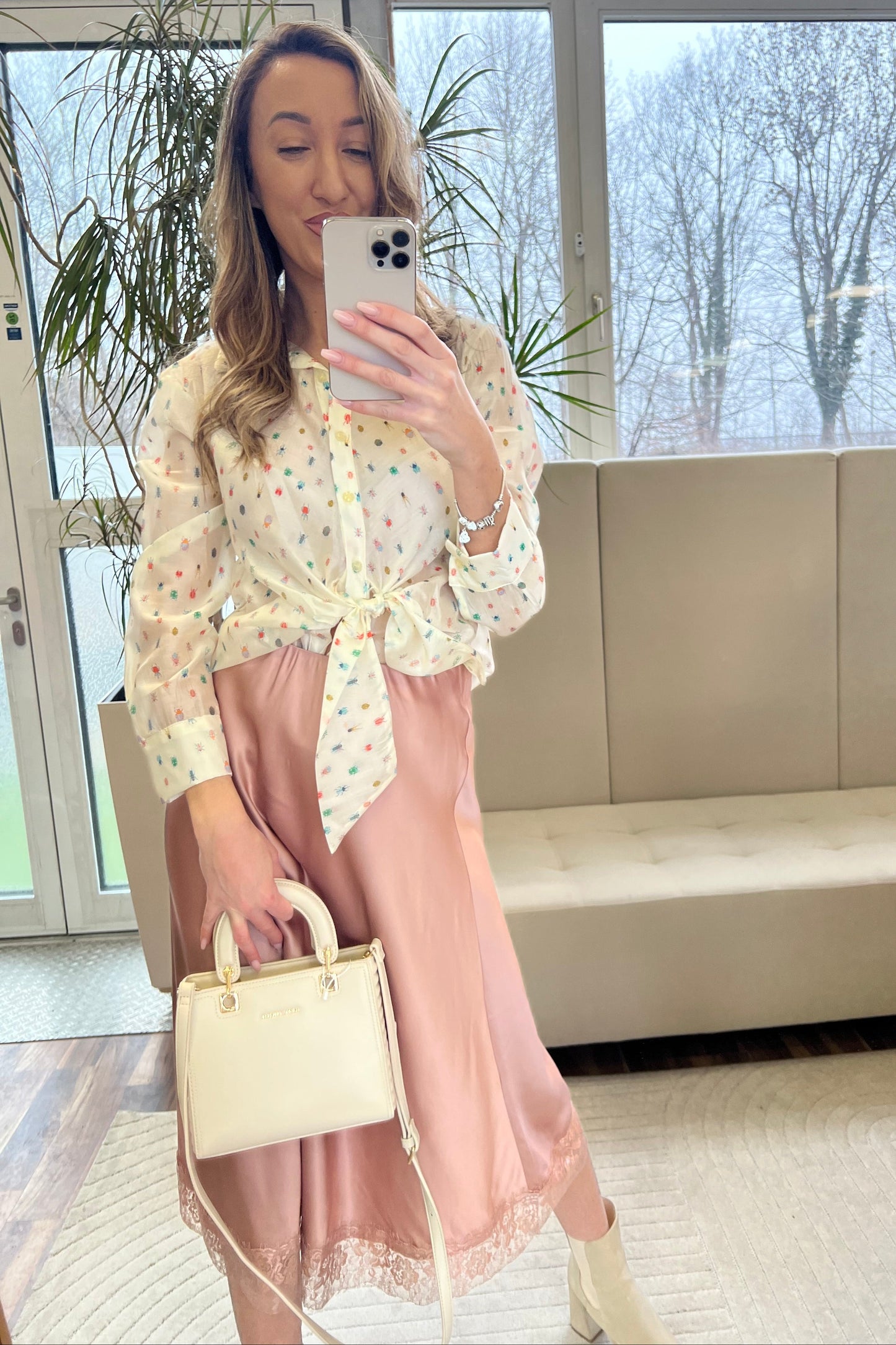 Rock Vsoma – Satinrock mit Spitzenabschluss