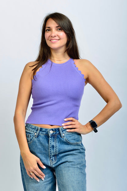 Top Vlina – Modernes Rib-Top mit Statement-Detail