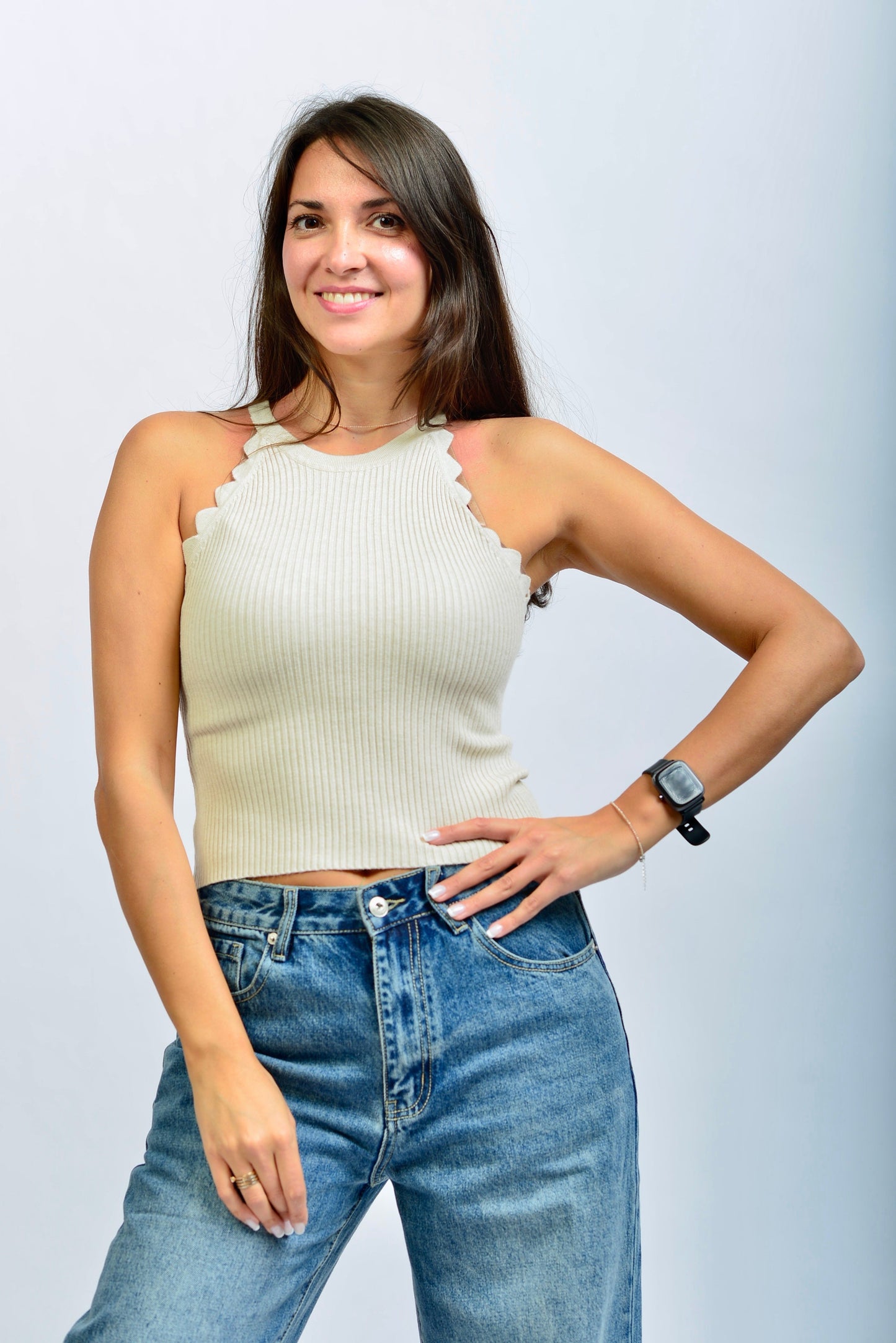 Top Vlina – Modernes Rib-Top mit Statement-Detail