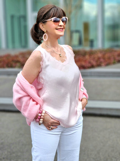 Top Natalie – Femininer Chic mit edler Spitze