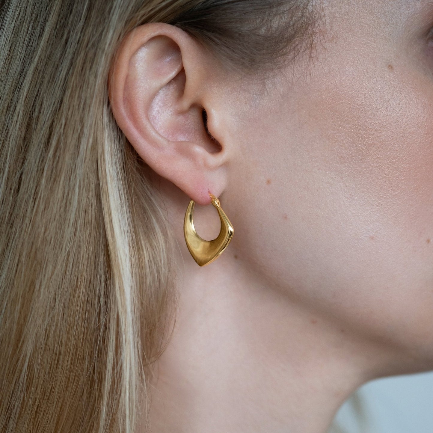 Creole Aurea – Organisch geschwungene Creolen aus 925 Sterling Silber