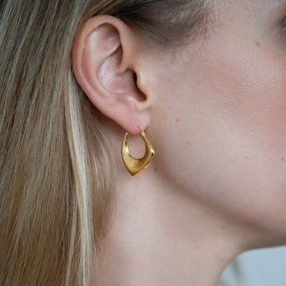 Creole Aurea – Organisch geschwungene Creolen aus 925 Sterling Silber