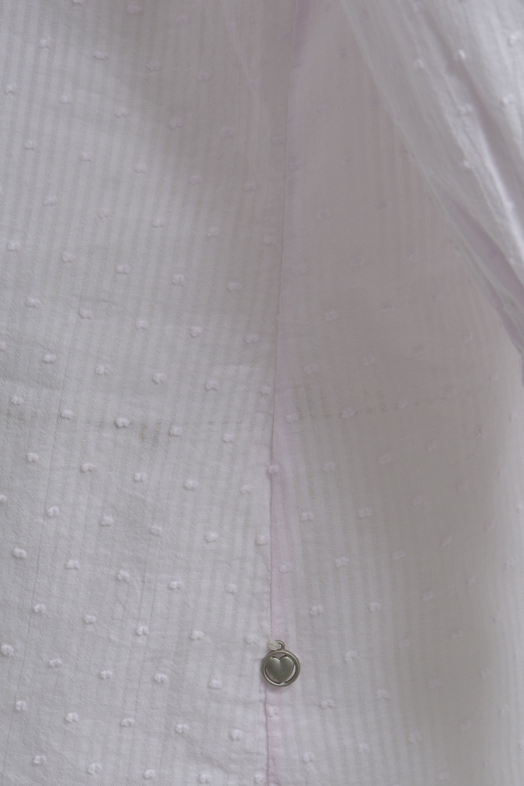 Heartkiss Damen Bluse Weiß – Strukturbluse mit V-Ausschnitt & feiner Punkt-Optik