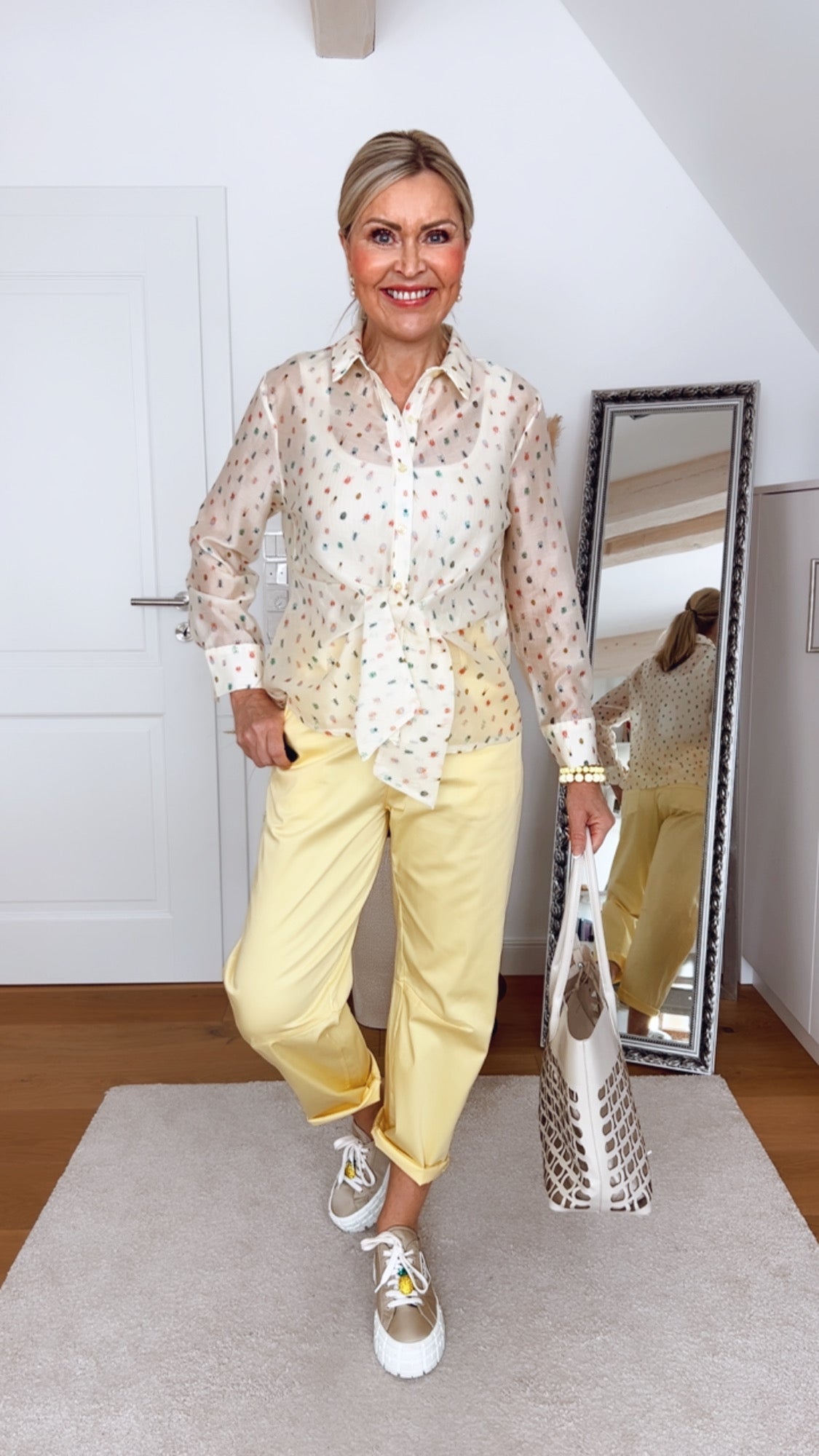 Bluse Vezy – Leichte Eleganz mit modernem Print