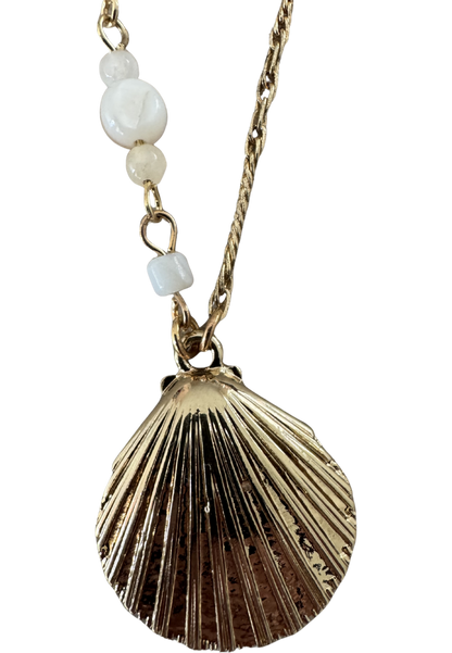 Leslii Damen Halskette mit Muschel-Anhänger & Perlen-Details – Maritimer Schmuck in Gold-Optik