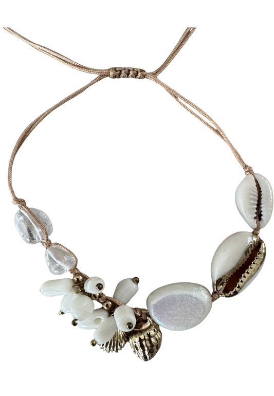 Leslii Damen Armband mit Muscheln & Perlen – Maritimer Boho-Schmuck in Naturtönen