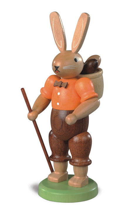 Wanderhase mit Rucksack – 11 cm – lasiert – Original von Müller Kleinkunst aus Seiffen