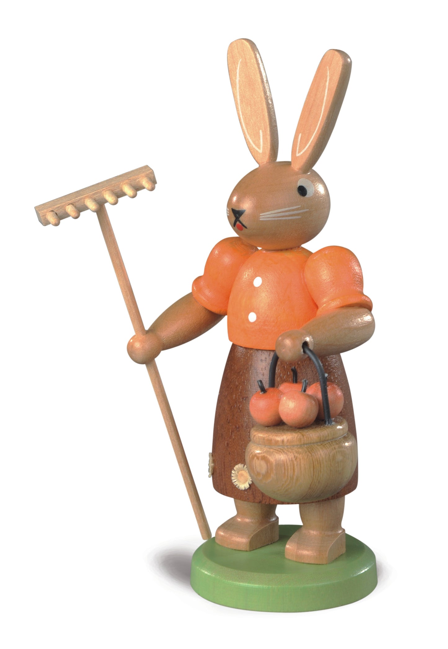 Osterhase mit Harke und Apfelkorb – 11 cm – lasiert – Müller Kleinkunst Seiffen