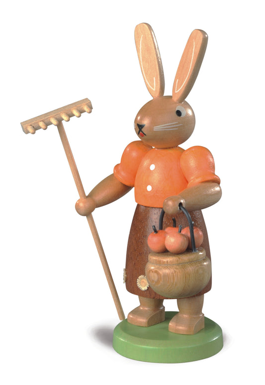 Osterhase mit Harke und Apfelkorb – 11 cm – lasiert – Müller Kleinkunst Seiffen