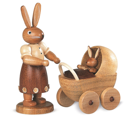 Osterhäsin mit Kinderwagen – 11 cm – Müller Kleinkunst Seiffen