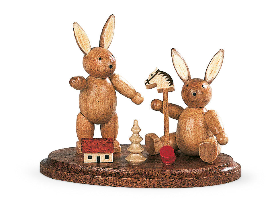 Osterhasen-Szene mit Spielzeug – 6 cm – Müller Kleinkunst Seiffen