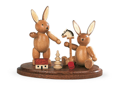 Osterhasen-Szene mit Spielzeug – 6 cm – Müller Kleinkunst Seiffen