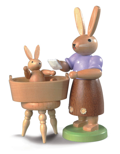 Osterhasen-Figur „Badeszene mit Hasenkind“ – 11 cm, lasiert – Müller Kleinkunst Seiffen