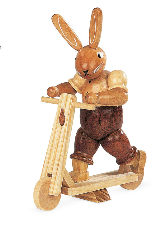 Osterhase mit Roller – 11 cm – Müller Kleinkunst Seiffen