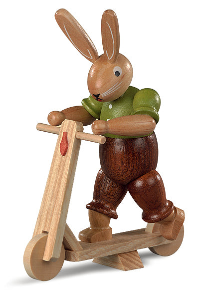 Osterhase mit Roller, lasiert – 11 cm – Müller Kleinkunst Seiffen