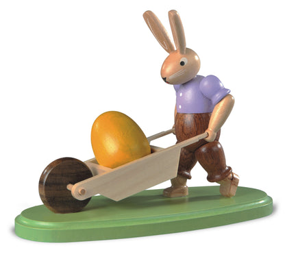 Osterhase mit Schubkarre & goldenem Ei (lasiert) – 11 cm – Müller Kleinkunst Seiffen