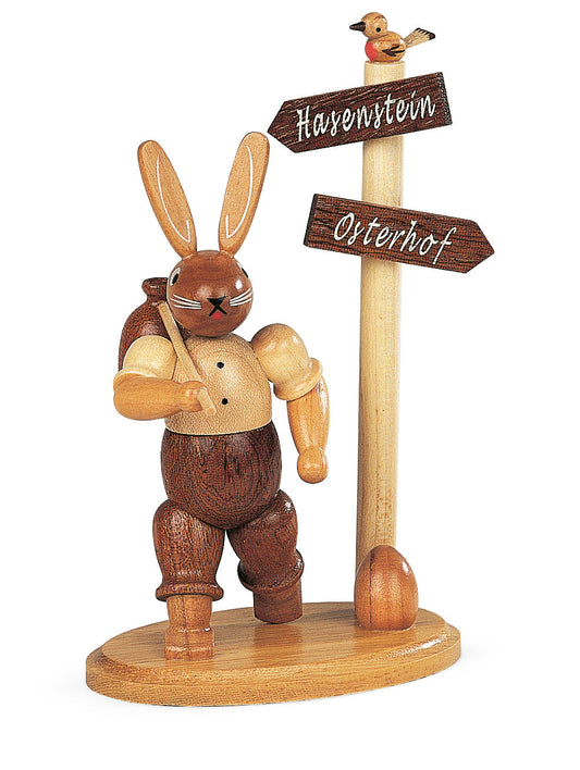 Osterhase mit Wegweiser „Hasenstein / Osterhof“ – 14 cm – Müller Kleinkunst Seiffen