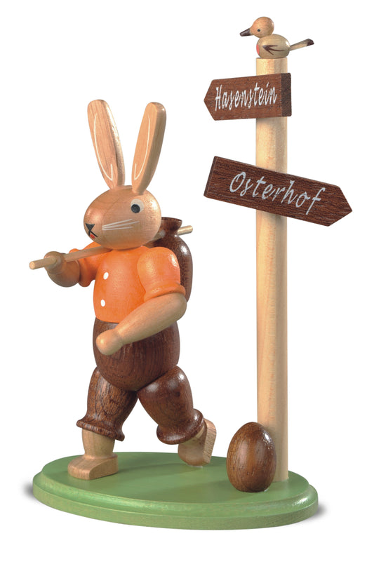 Osterhase mit Wegweiser „Hasenstein / Osterhof“ – 14 cm, lasiert – Müller Kleinkunst Seiffen