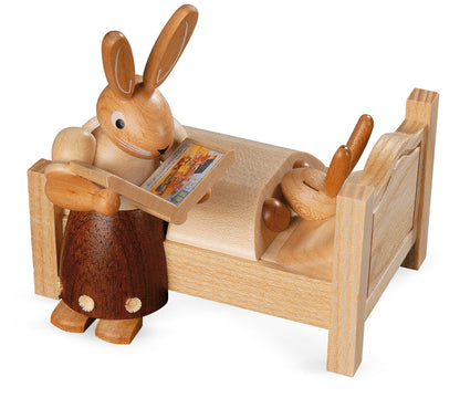 Osterhasen-Szene „Gute-Nacht-Geschichte“ – 10 cm – Müller Kleinkunst Seiffen