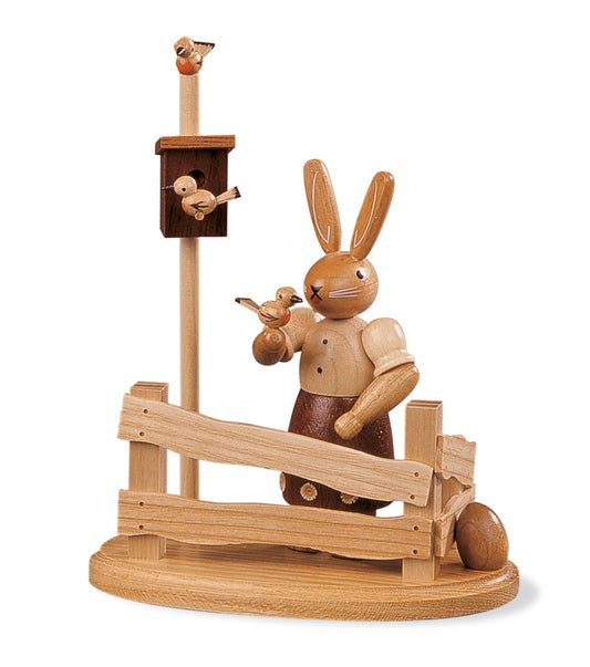 Osterhasen-Szene „Am Gartenzaun mit Vogelhaus“ – 14 cm – Müller Kleinkunst Seiffen
