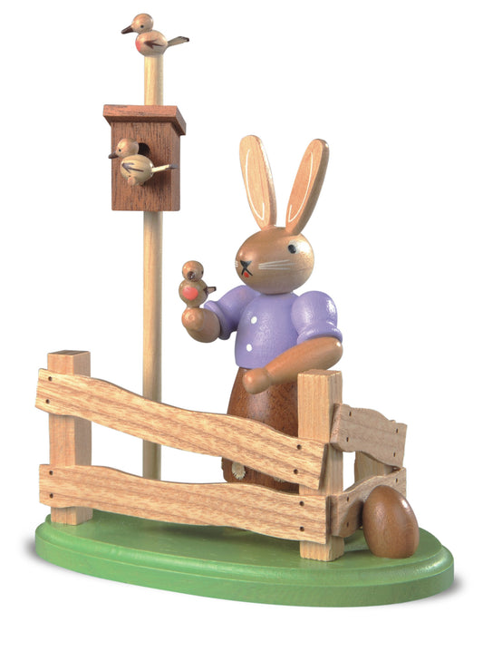 Osterhasen-Szene „Am Gartenzaun mit Vogelhaus“ – 14 cm, lasiert – Müller Kleinkunst Seiffen