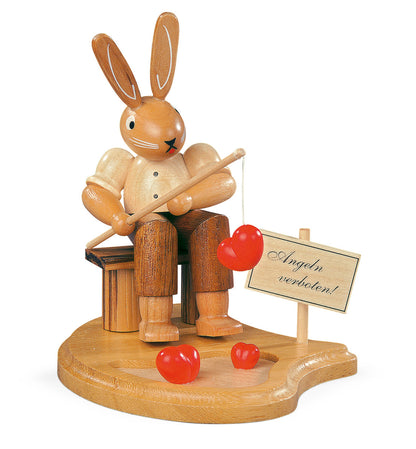 Osterhase „Angeln verboten“ – 8 cm – Müller Kleinkunst Seiffen