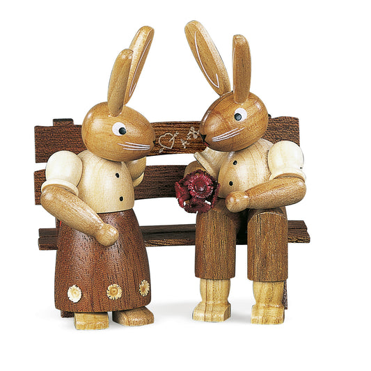 Osterhasen-Paar auf der Bank – 9 cm – Müller Kleinkunst Seiffen
