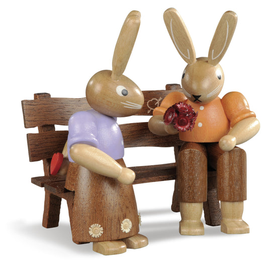 Osterhasen-Paar auf Bank mit Blumen – 9 cm, lasiert – Müller Kleinkunst Seiffen